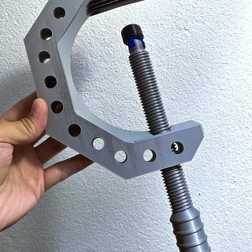 Printed ADAPTUS clamp prototype with threaded pressure screw